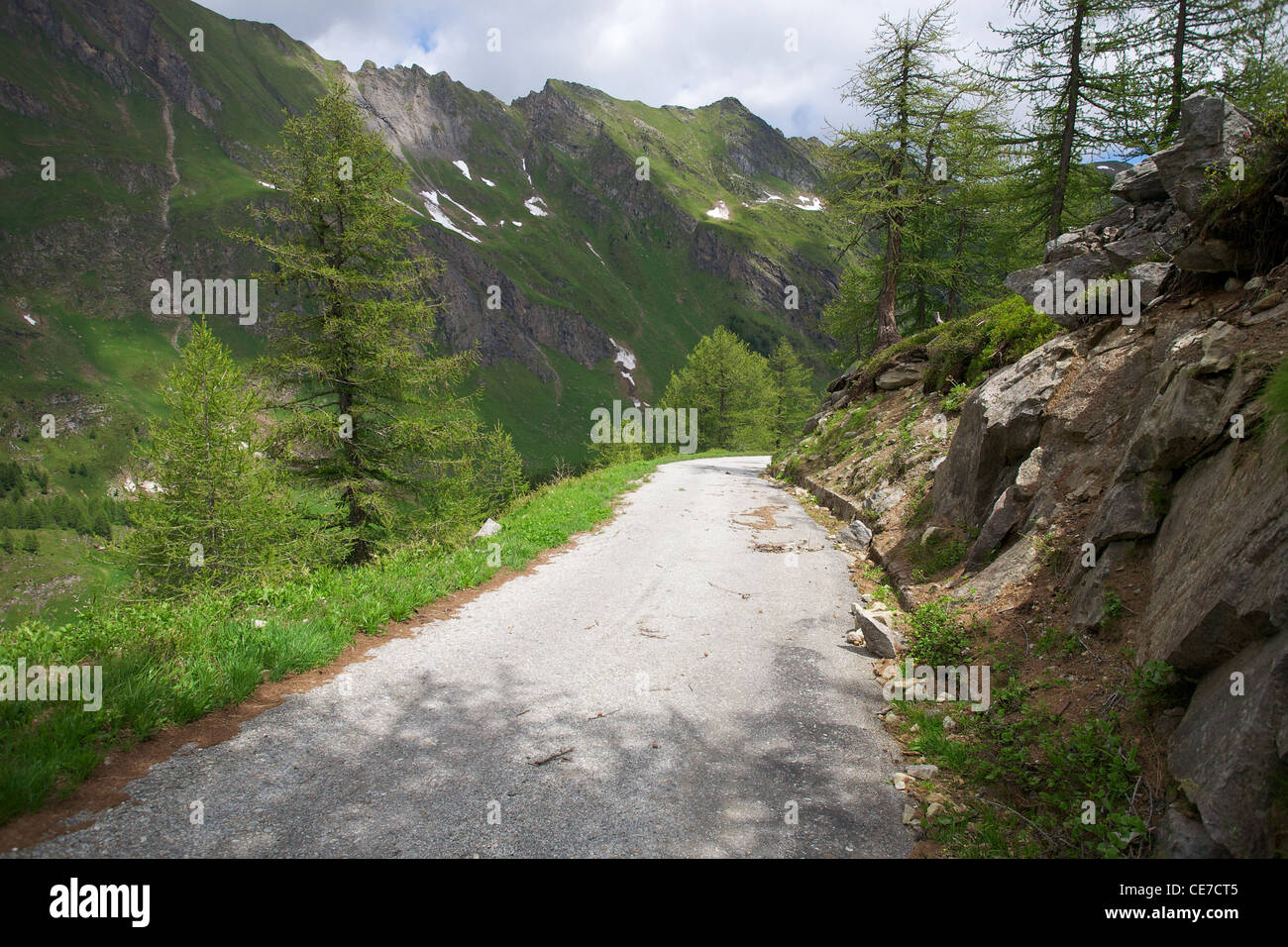 Gefährliche Straße in den Bergen der Schweiz Stockfoto