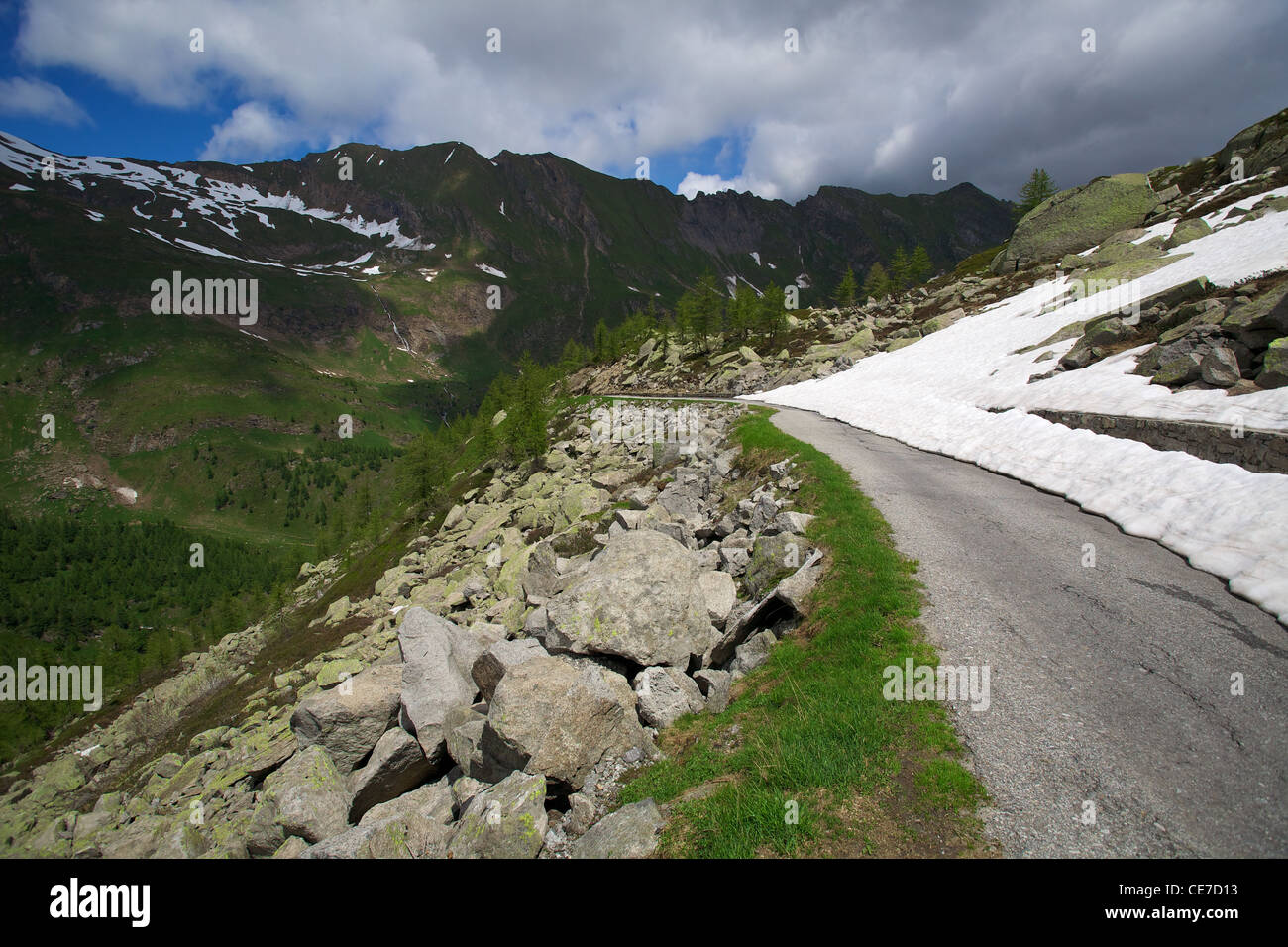 Gefährliche Straße in den Bergen der Schweiz Stockfoto