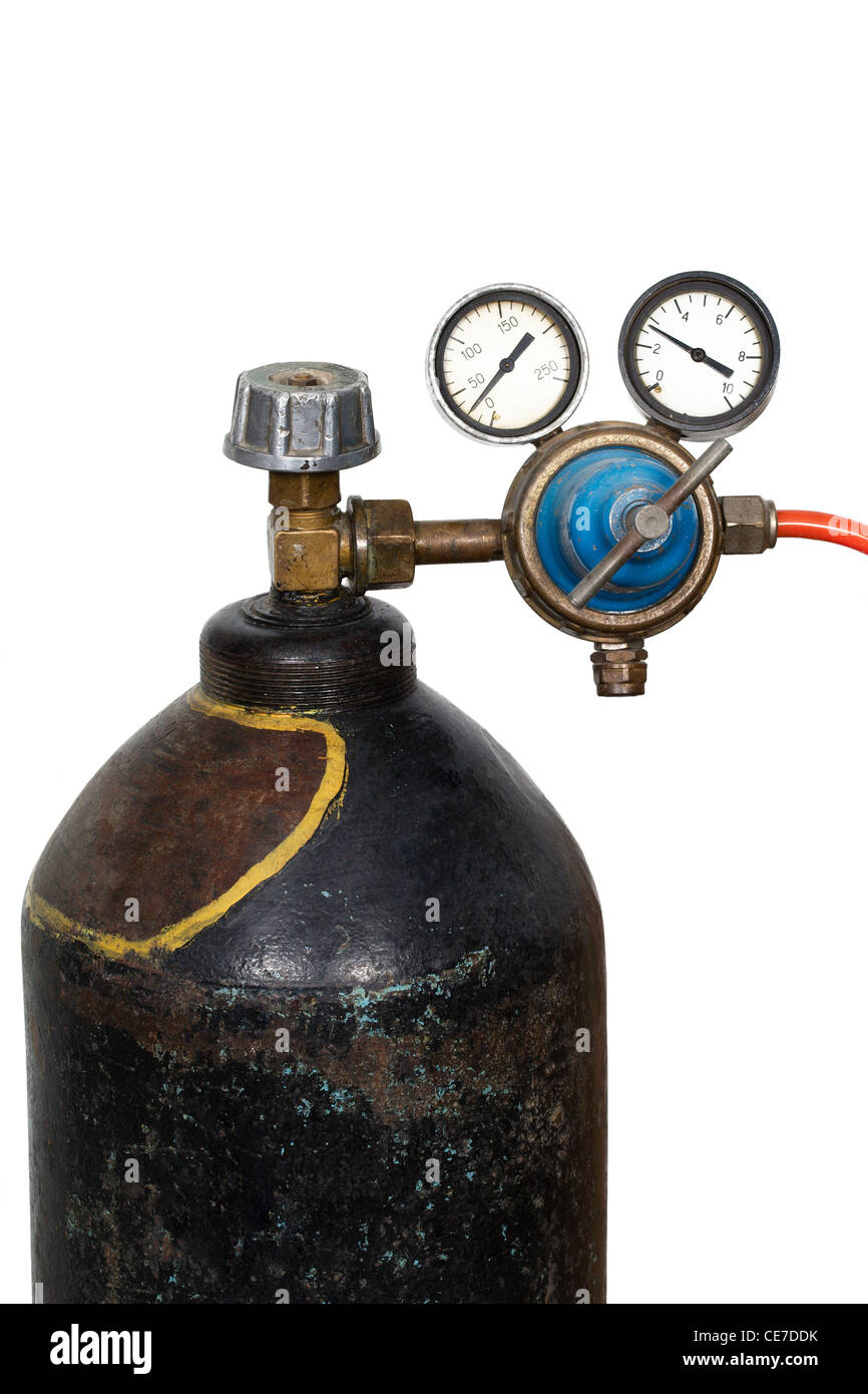 Gasdruckregler mit Manometer, isoliert auf weißem Hintergrund Stockfoto