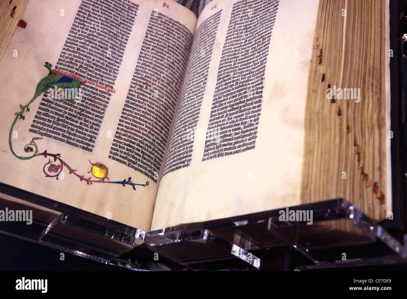 Die Gutenberg-Bibel von 1455, Pasadena, California, USA anzeigen in Huntington-Bibliothek Stockfoto
