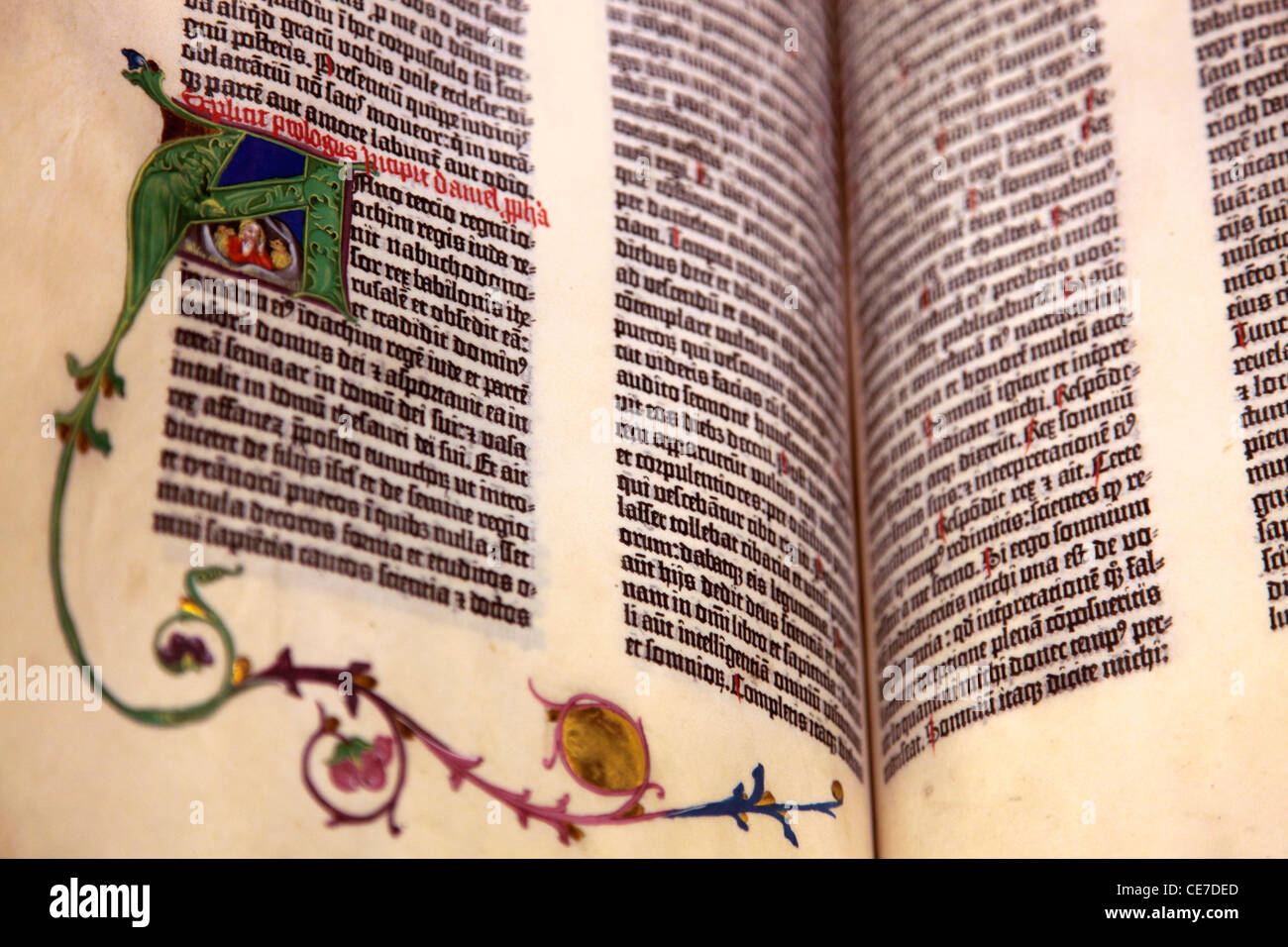 Die Gutenberg-Bibel von 1455, Pasadena, California, USA anzeigen in Huntington-Bibliothek Stockfoto