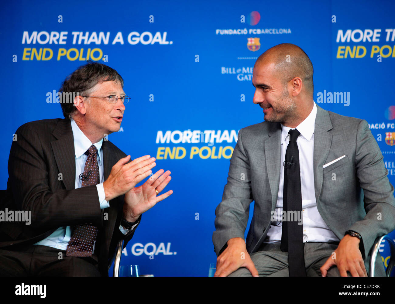 Bill Gates und Josep Guardiola, Team Manager FC Barcelona Chat während einer Pressekonferenz. Stockfoto