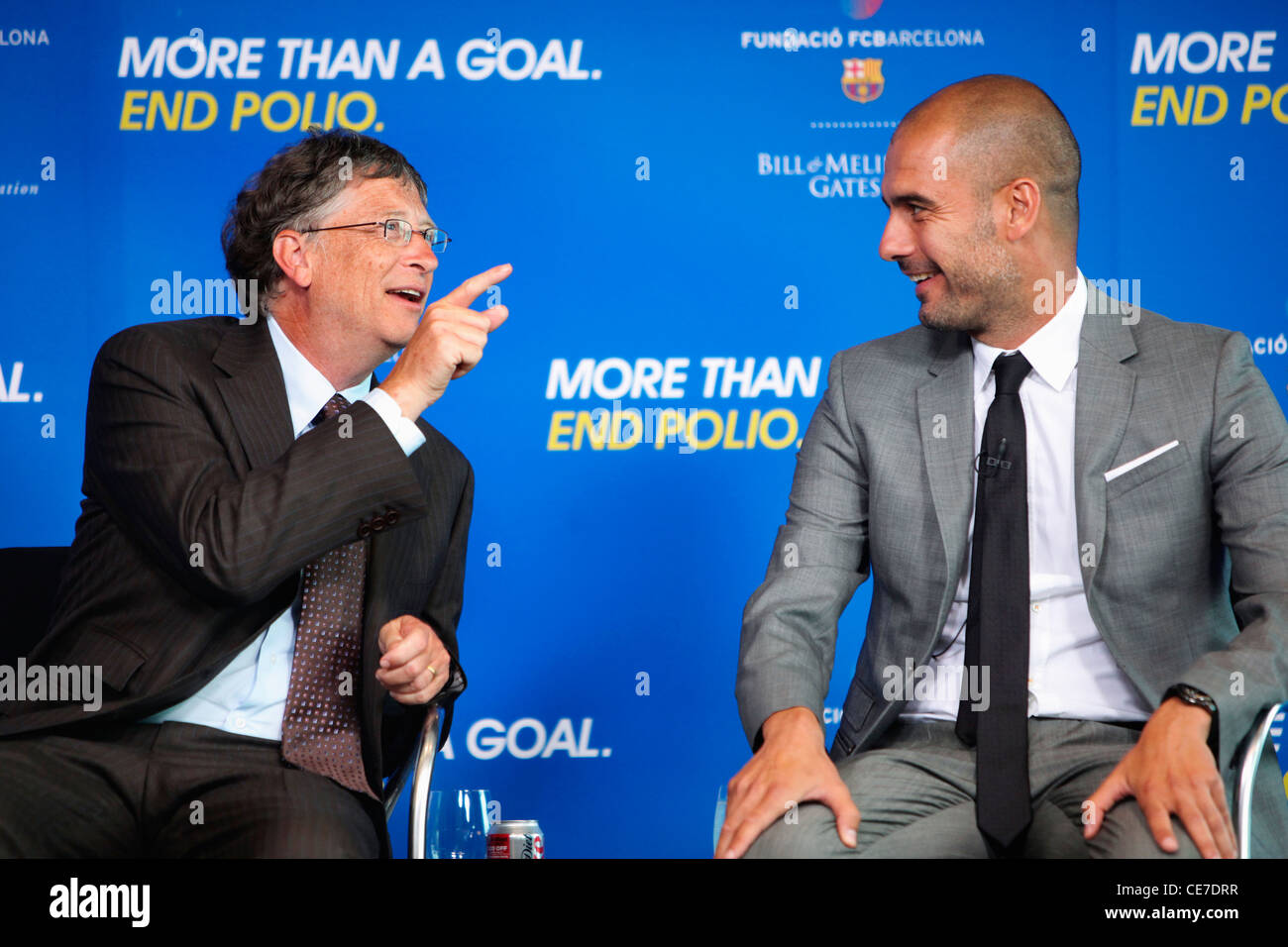 Bill Gates und Josep Guardiola, Team Manager FC Barcelona Chat während einer Pressekonferenz. Stockfoto