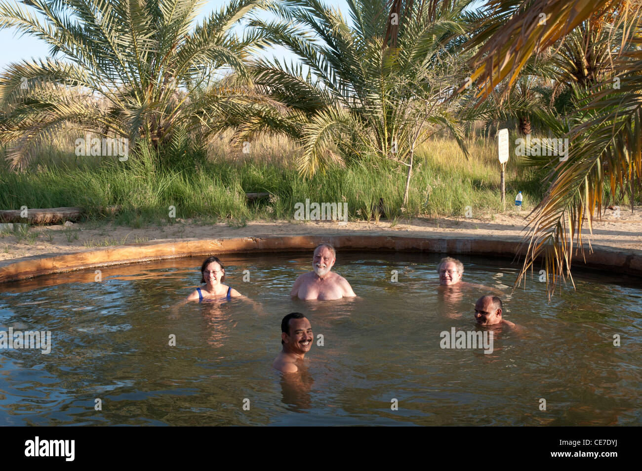 Touristen, Baden in einer Mineralquelle in das große Sandmeer um Oase Siwa, Ägypten Stockfoto