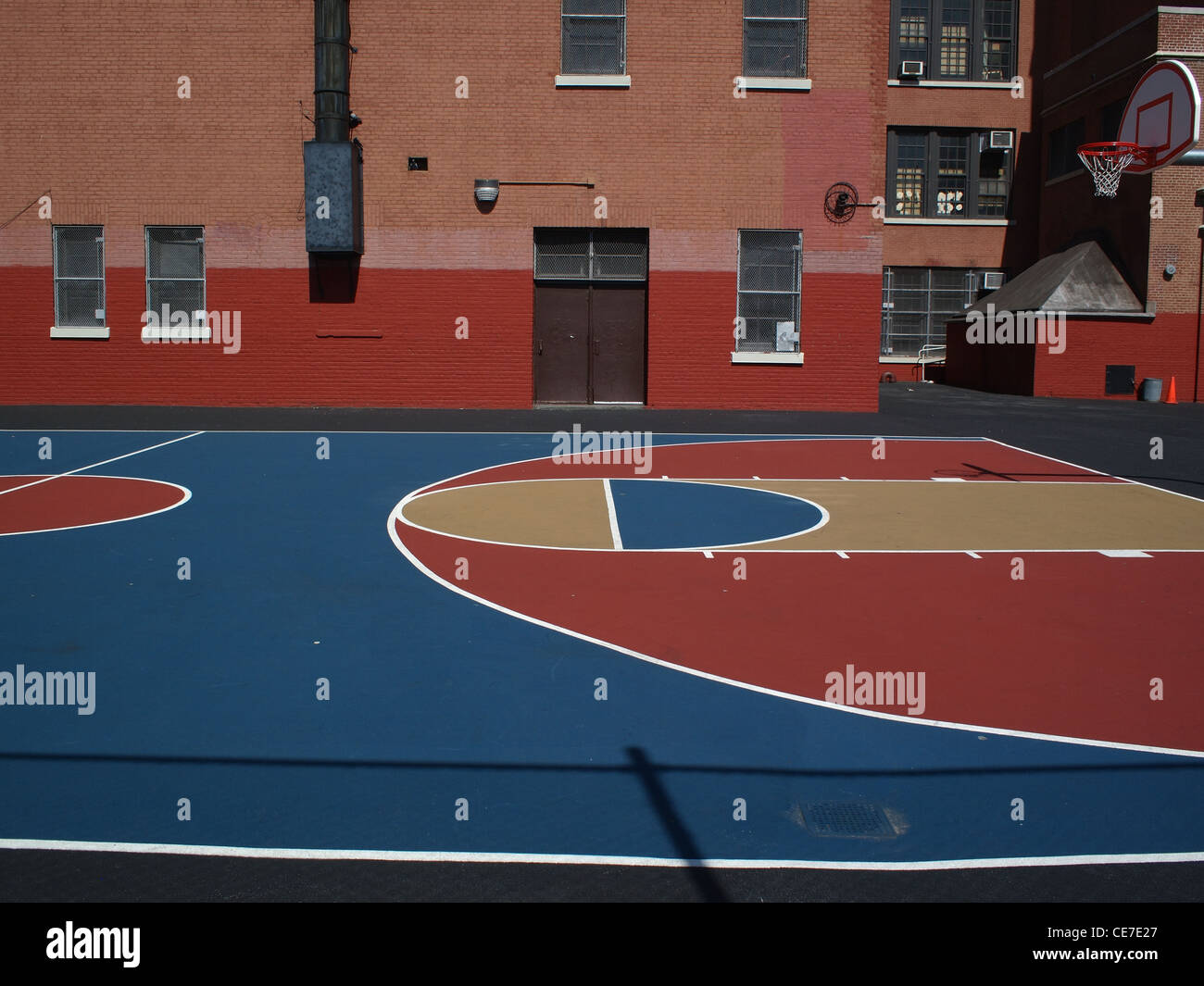 Schule outdoor Basketball Court Farben und Formen, Brooklyn, New York Stockfoto