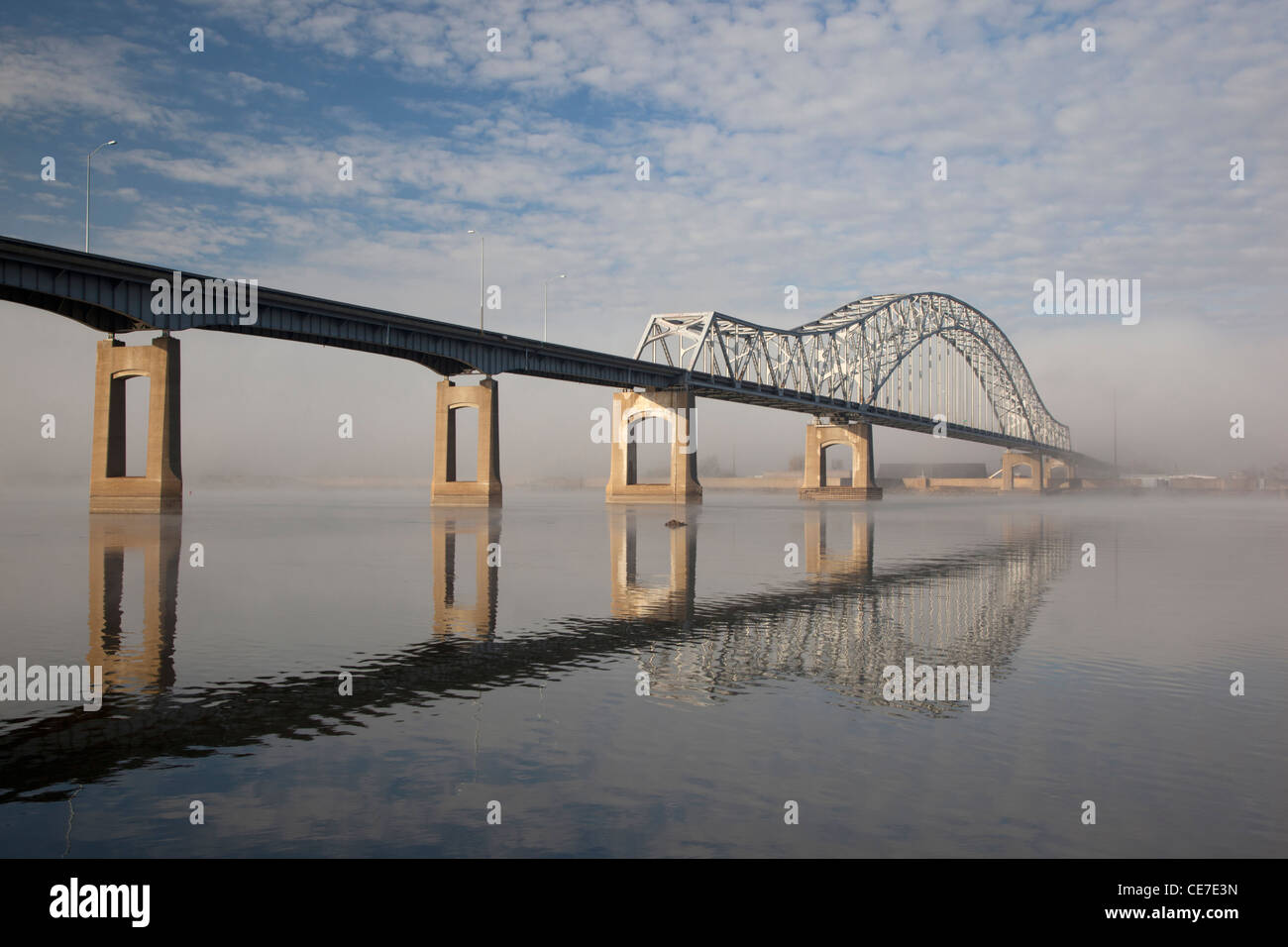 IA, Dubuque, Julien Dubuque Brücke überspannt den Mississippi River zwischen Iowa und Illinois Stockfoto