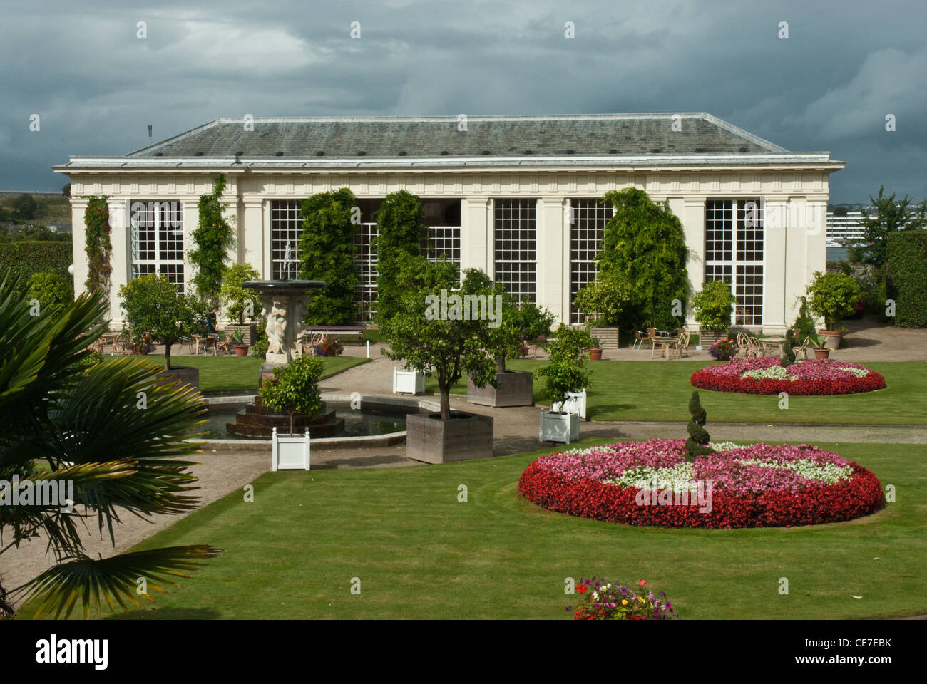 Die Orangerie und französischer Garten, Mount Edgcumbe Park, Cremyll, Cornwall, Häuser orangen Überwinterung Zitrusbäumen und ist auch ein Cafe/Restaurant. Stockfoto