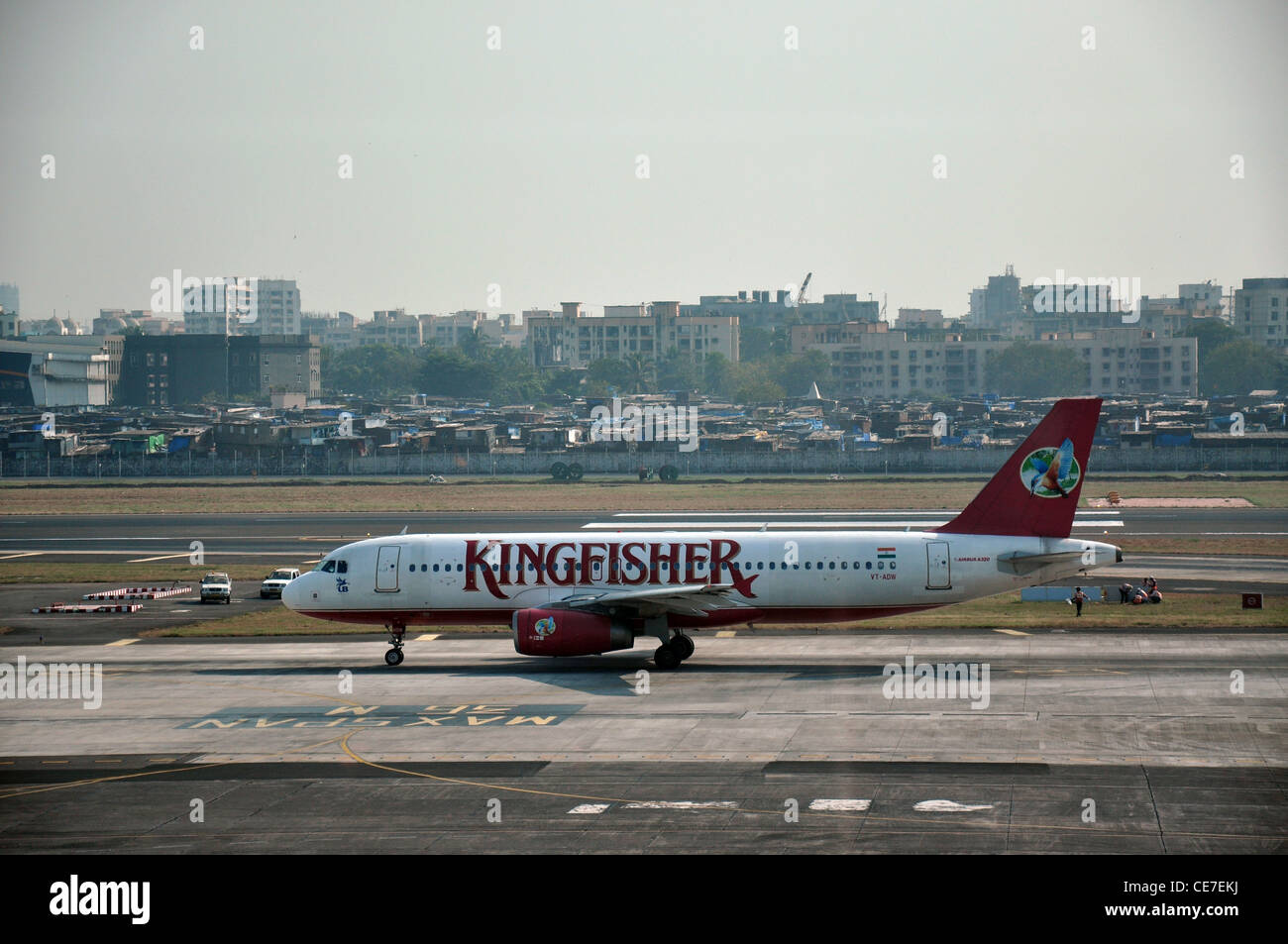 Ein Flugzeug der Kingfisher Airlines warten darauf, von einer Landebahn des Flughafens ausziehen Stockfoto