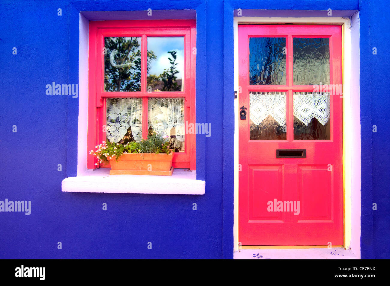 Roten und blauen Türen und Fenstern in Westport, County Mayo, Irland Stockfoto