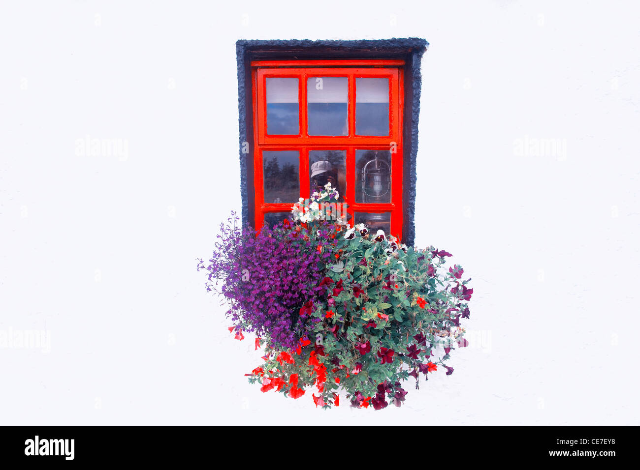 Bunte Fenster und Blumen, County Mayo, Irland Stockfoto