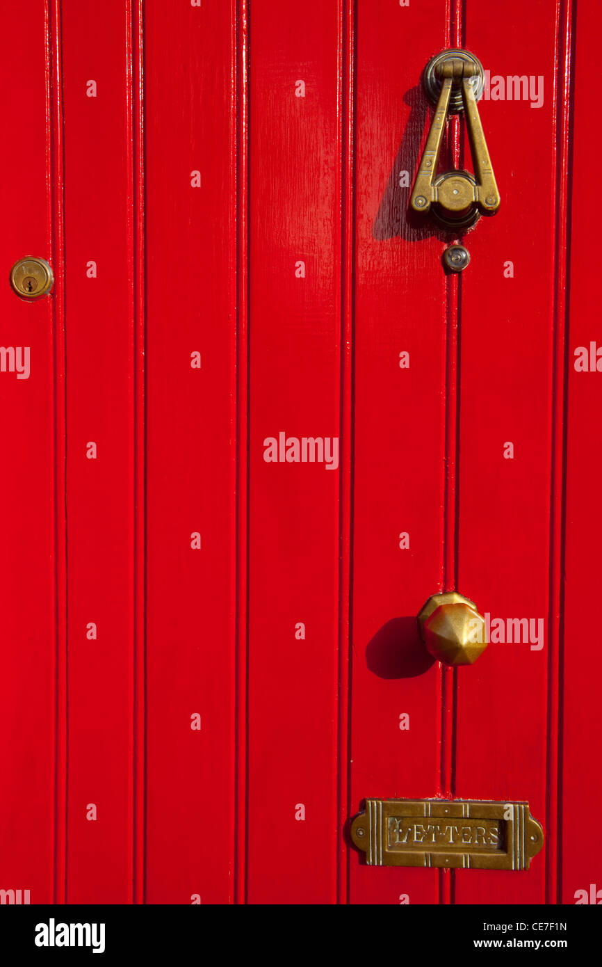 Rote Tür mit Mailslot, in der Nähe von Galway, Irland Stockfoto