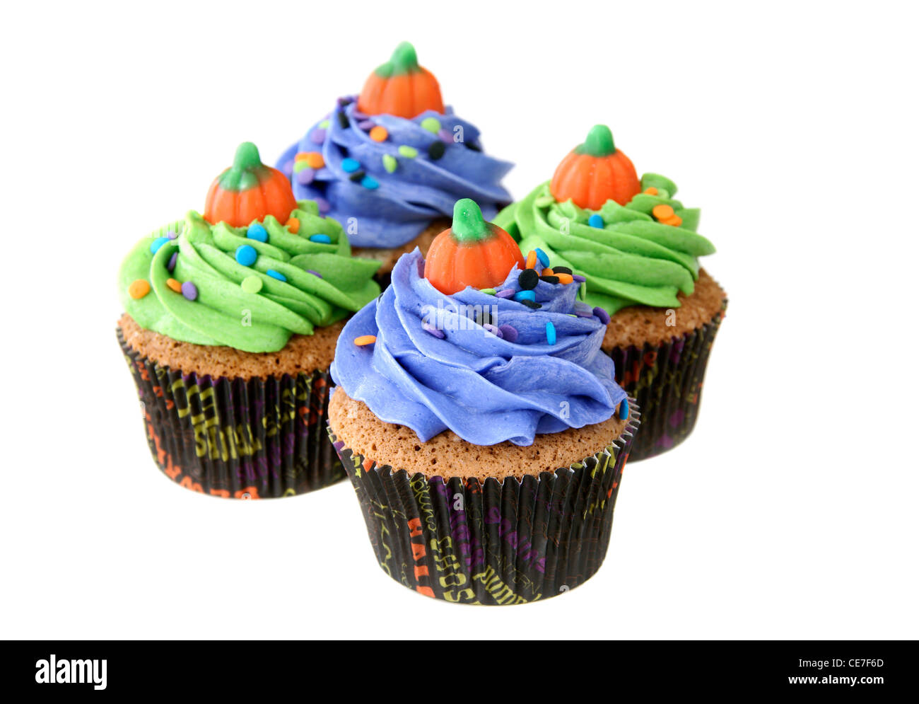 Kürbis Gewürz-Cupcakes mit Vanille Buttercreme in Halloween inspiriert Liner verziert mit einem Süßigkeiten-Kürbis Stockfoto