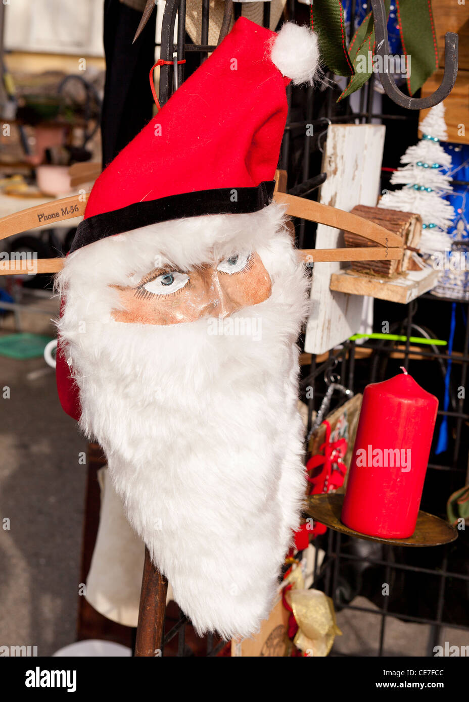 Santa Claus Maske zum Verkauf an Flohmarkt Stockfoto
