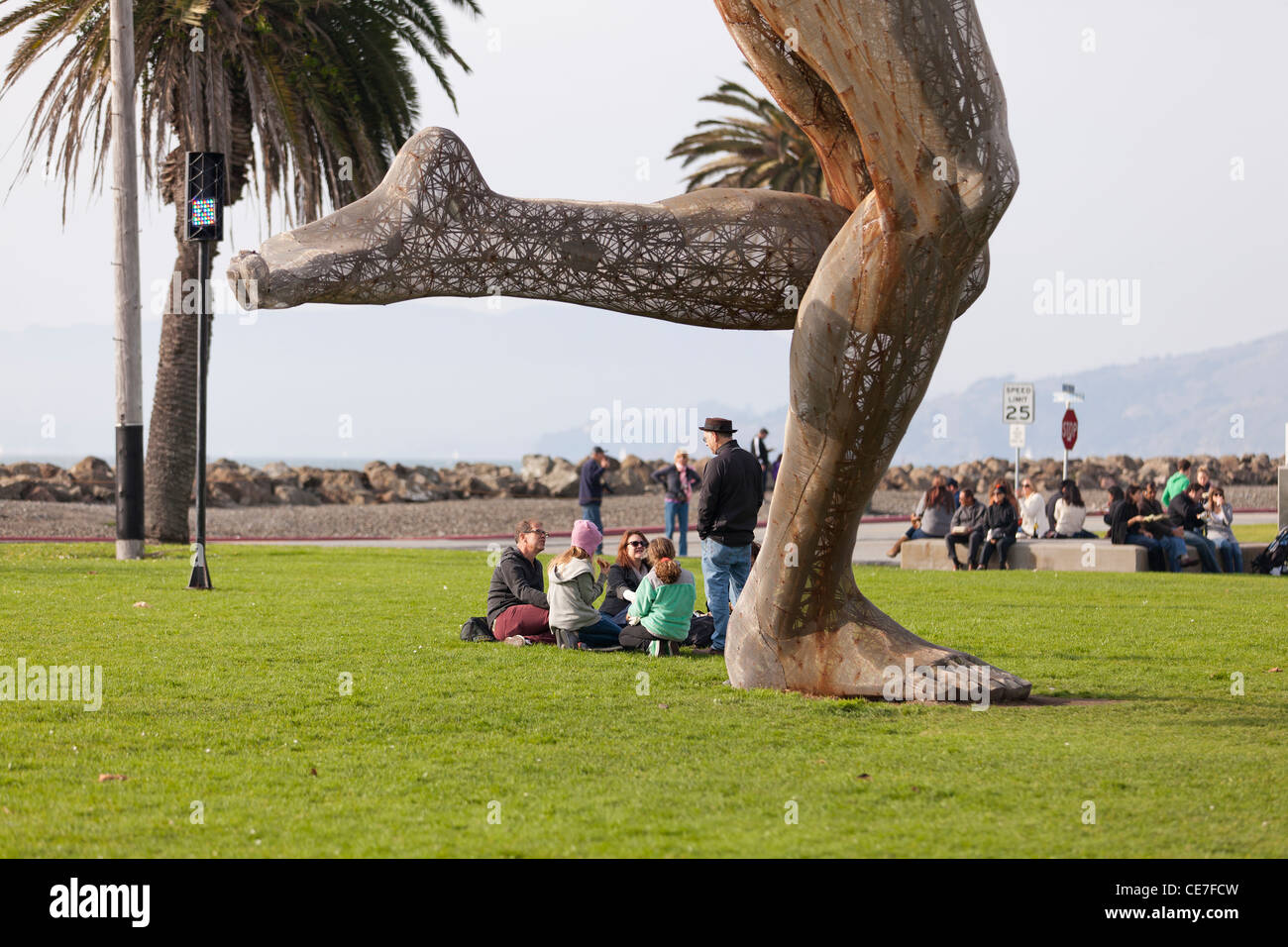 "Bliss-Tanz" Edelstahl mesh Skulptur von Marco Cochrane, 2011 - Treasure Island, San Francisco, Kalifornien USA Stockfoto