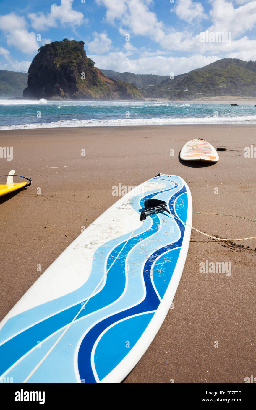 Surfbretter am Strand. Piha, Waitakere Ranges Regional Park, Auckland, Nordinsel, Neuseeland Stockfoto