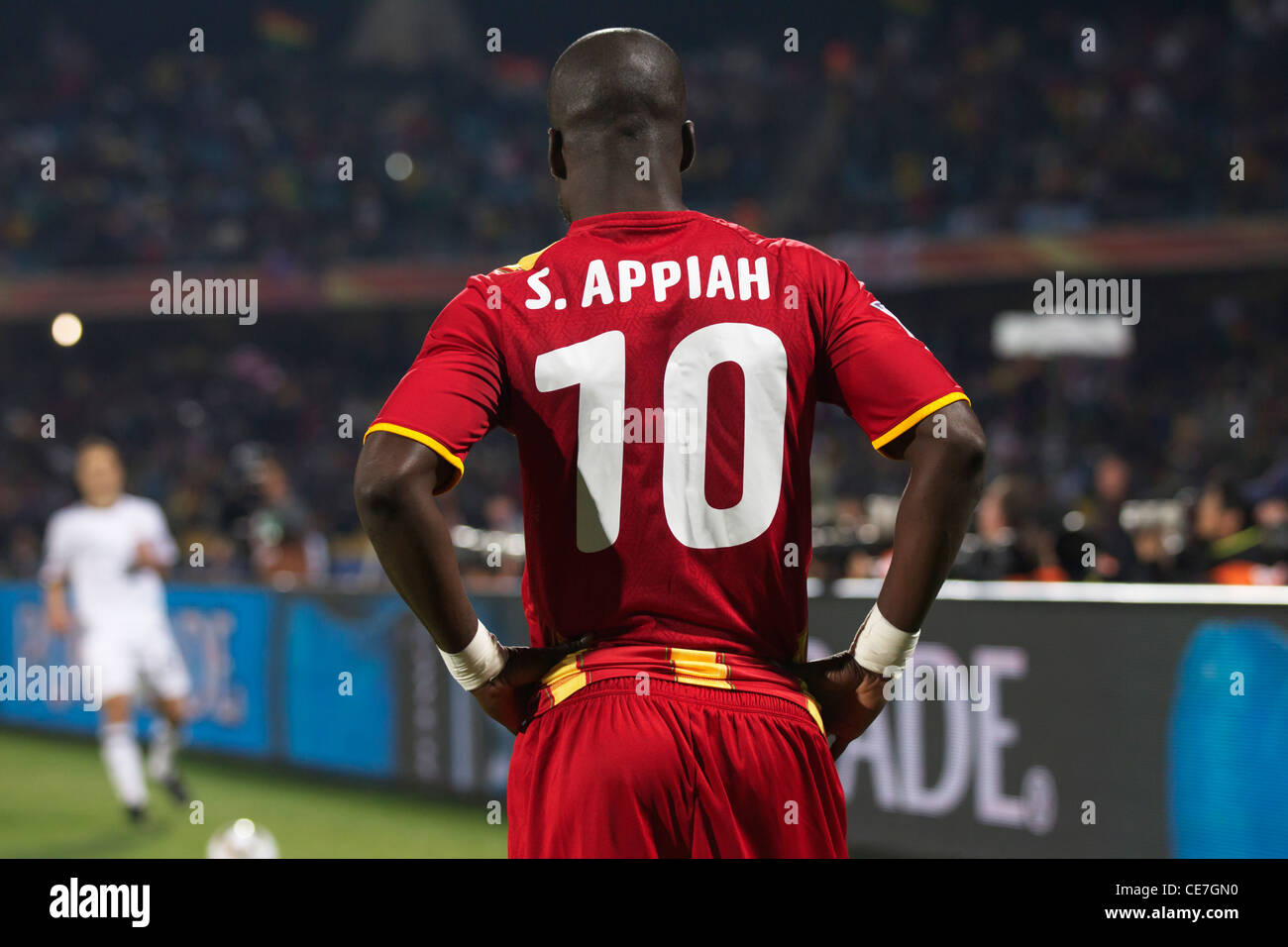 Stephen Appiah aus Ghana steht beim Achtelfinale der FIFA Fussball-Weltmeisterschaft gegen die Vereinigten Staaten am 26. Juni 2010 im Royal Bafokeng Stadium in Rustenburg, Südafrika. Nur redaktionelle Verwendung. Kommerzielle Nutzung verboten. Kein Pushing auf die Nutzung mobiler Geräte. (Foto: Jonathan Paul Larsen / Diadem Images) Stockfoto