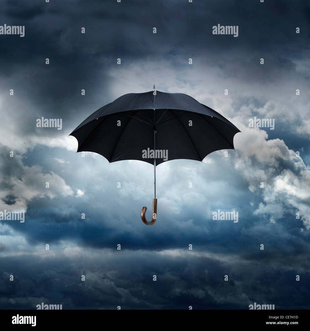 Alten schwarzen Regenschirm gegen regnerischen Himmel. Stockfoto