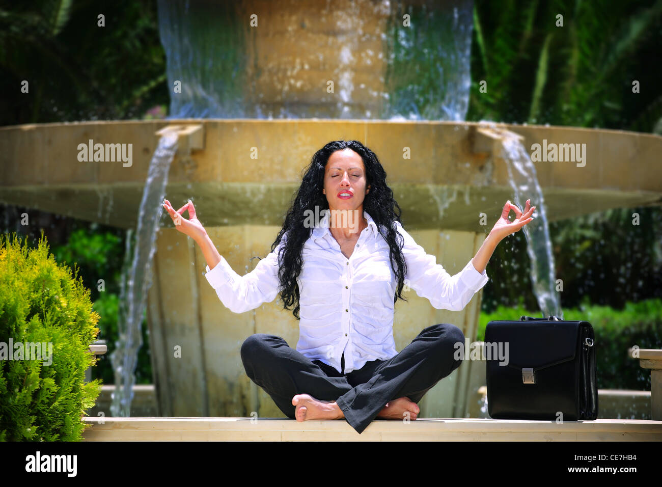 Schöne Geschäftsfrau praktizieren Yoga im freien Stockfoto