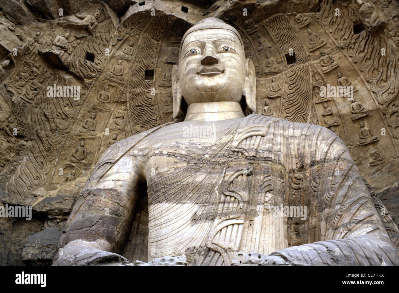 Die 13,7 Meter hohe kolossale Buddha ausgegraben aus der Sandsteinfelsen in der Höhle mit der Nummer 20 in der alten Rock cut Yungang Grotten buddhistische Tempel aus dem 5. und 6. Jahrhundert in der Nähe der Stadt Datong in der Provinz Shanxi. China Stockfoto