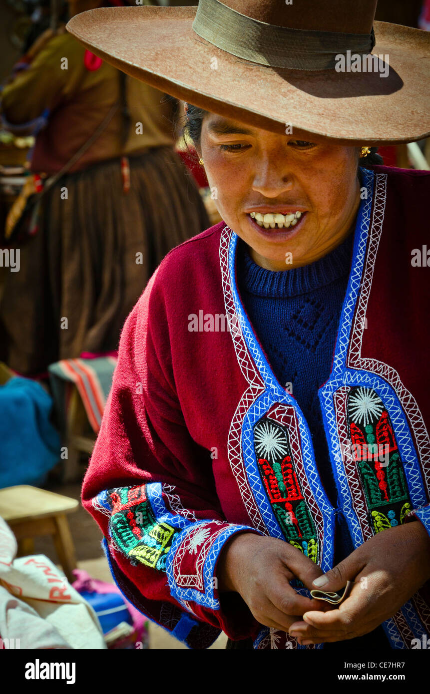 Frau trägt Tracht an einer Straßenecke Markt Puno Region Peru Stockfoto