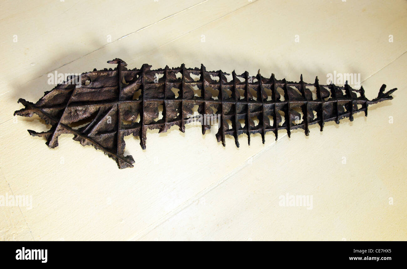 Bronze-Skulptur eines Fisch-Skeletts des spanischen Künstlers Xavier Corbero Stockfoto