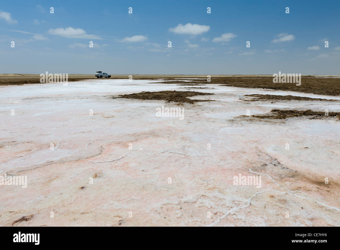 4 x 4 Fahrzeug auf der Felge eine Salzpfanne entlang der Skelettküste, Namibia. Stockfoto