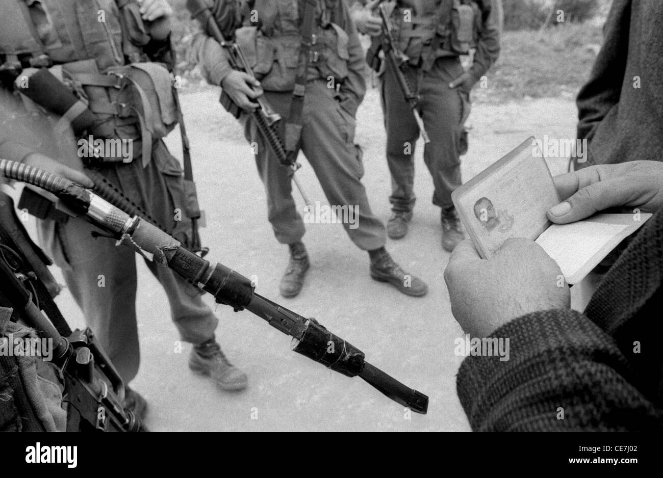 Ein Palästinenser zeigt seinen Ausweis israelischen Soldaten im Westjordanland Stockfoto