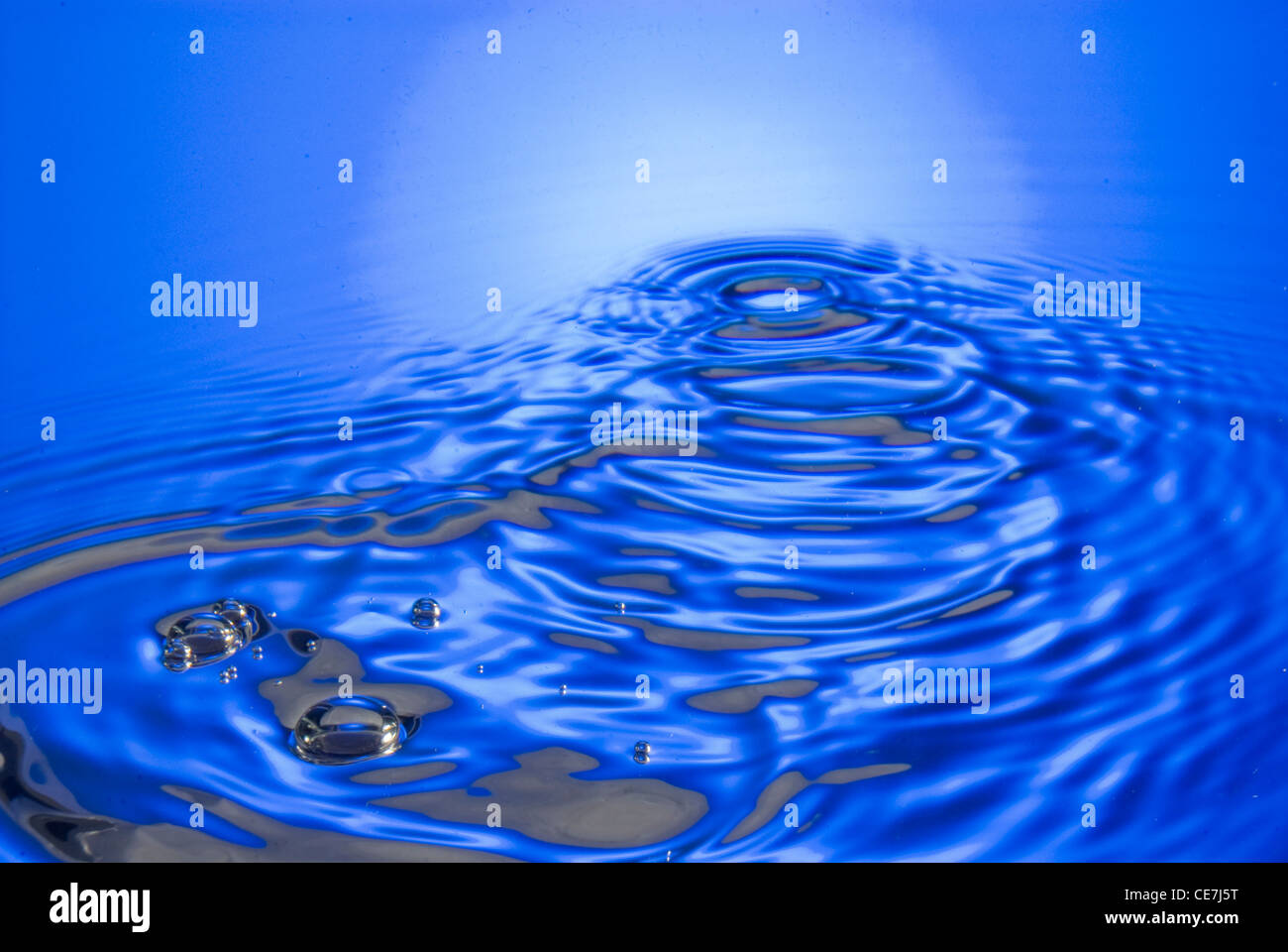Wasser-Wirbel und Wellen in blauem Licht Stockfoto