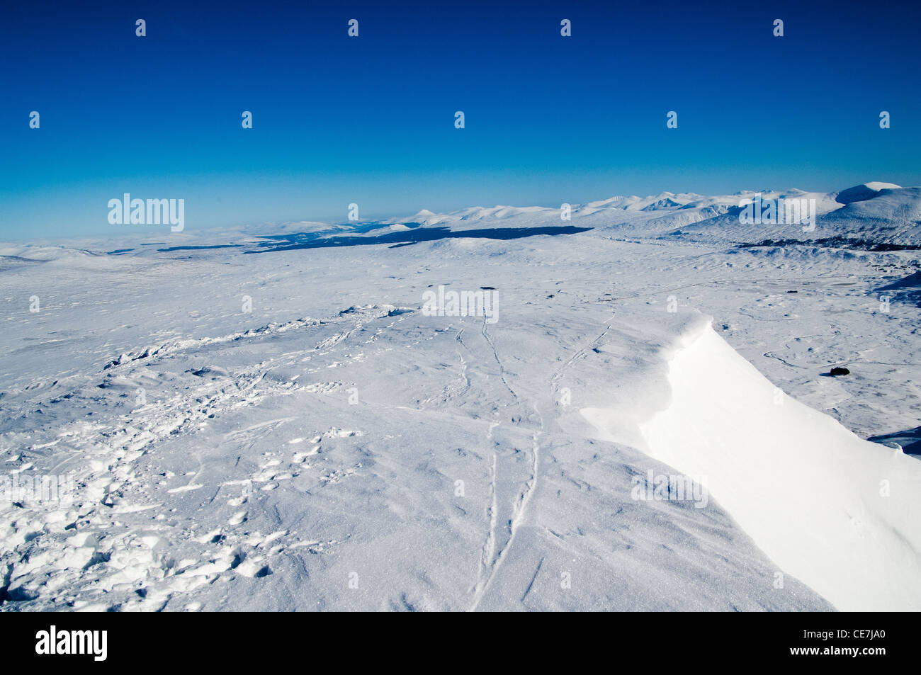 Aussicht vom Gipfel des Glencoe-Skigebiet in der blauen Sonne mit A82 unten Stockfoto