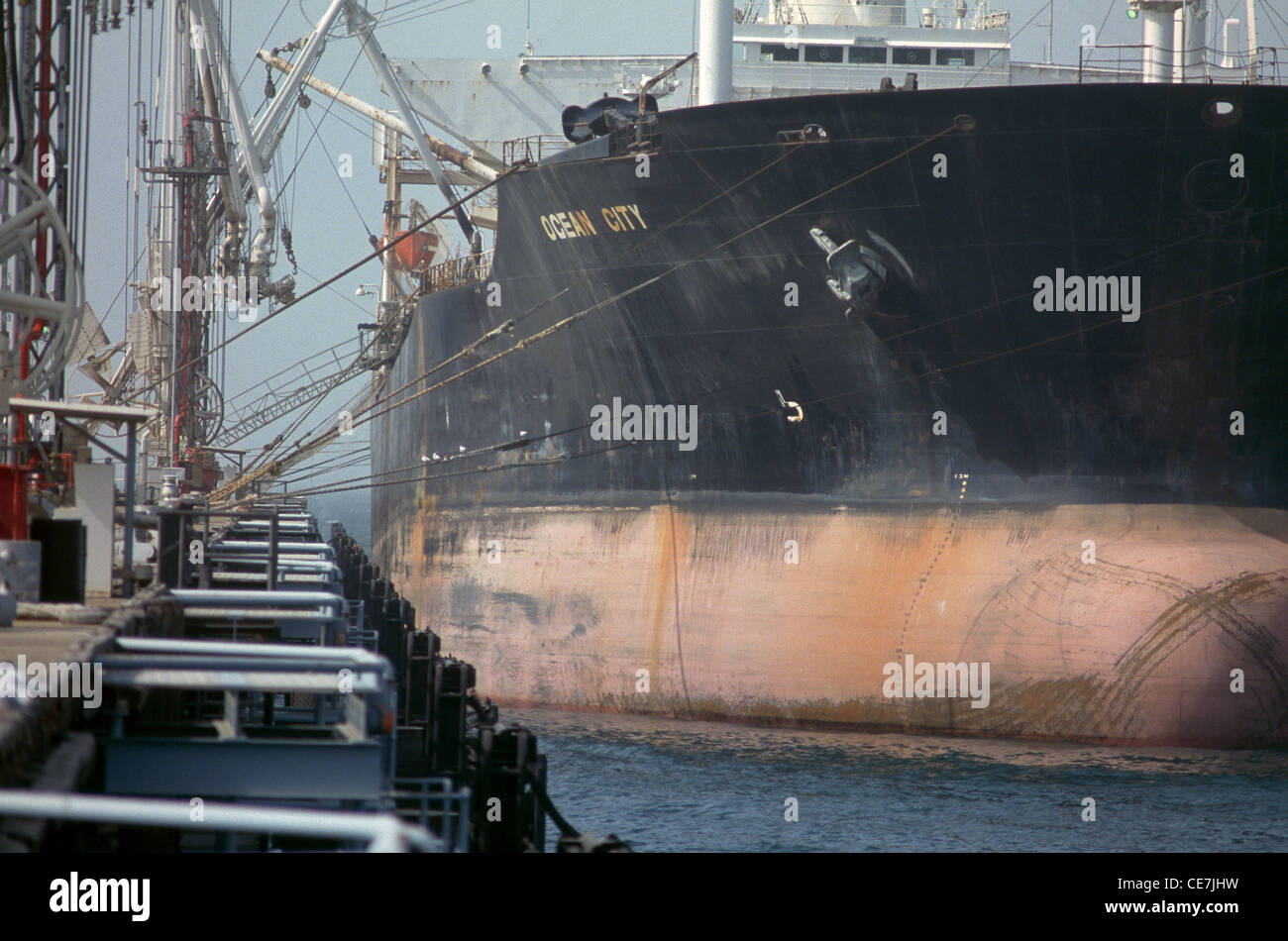 Die Ocean City super Tanker nehmen auf eine Last von Erdöl für den Export in europäische Märkte, bei Al Ahmadi laden Terminal. Stockfoto