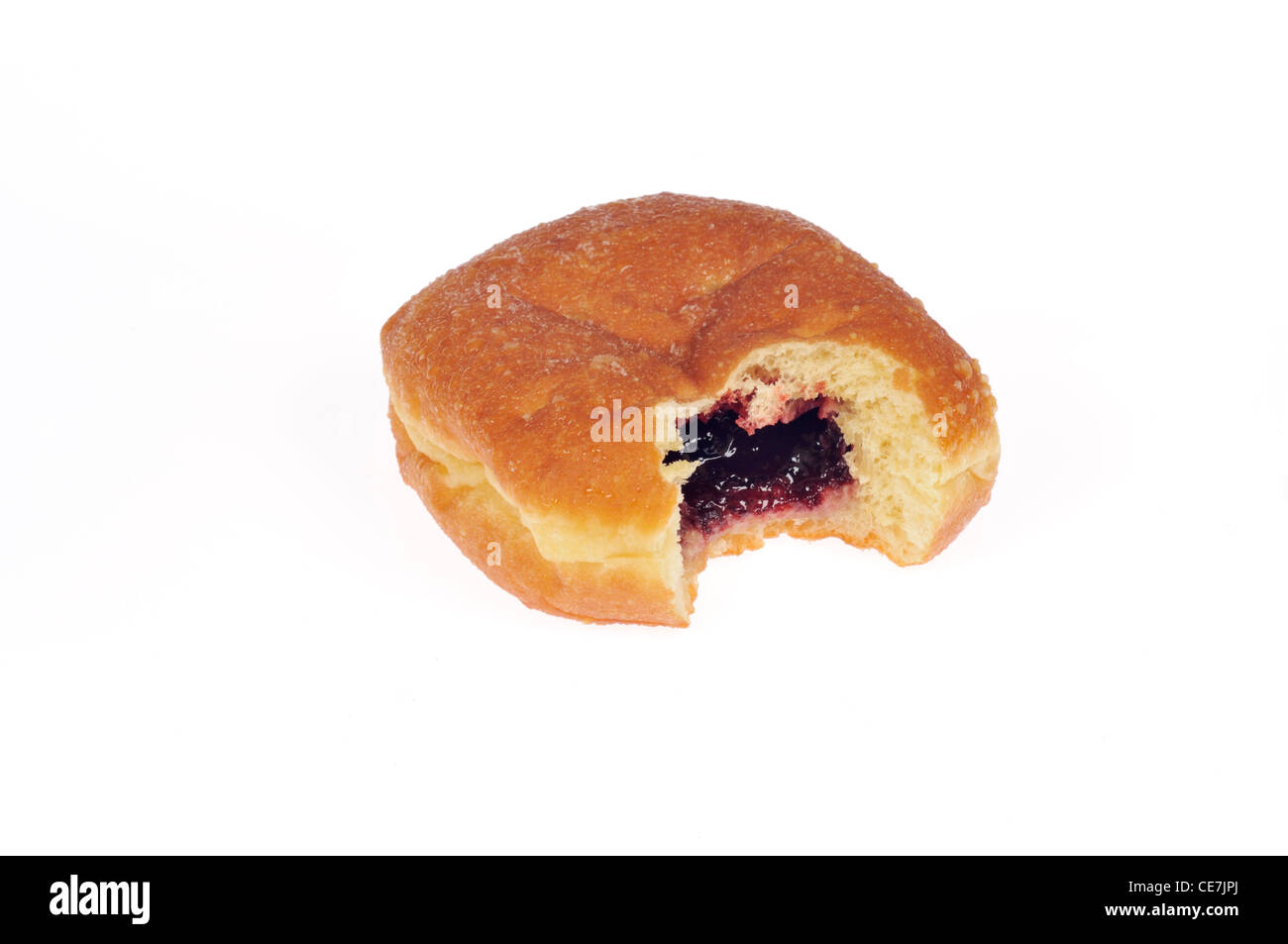 Einzelne Gelee-gefüllte Krapfen mit Bissen aus ihm heraus auf weißem Hintergrund Ausschnitt genommen Stockfoto