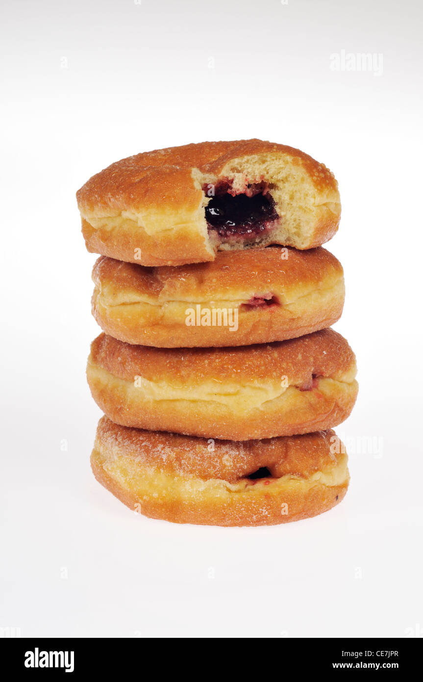 Stapel von Gelee gefüllten Donuts mit Top auf weißem Hintergrund Ausschnitt gebissen. Stockfoto