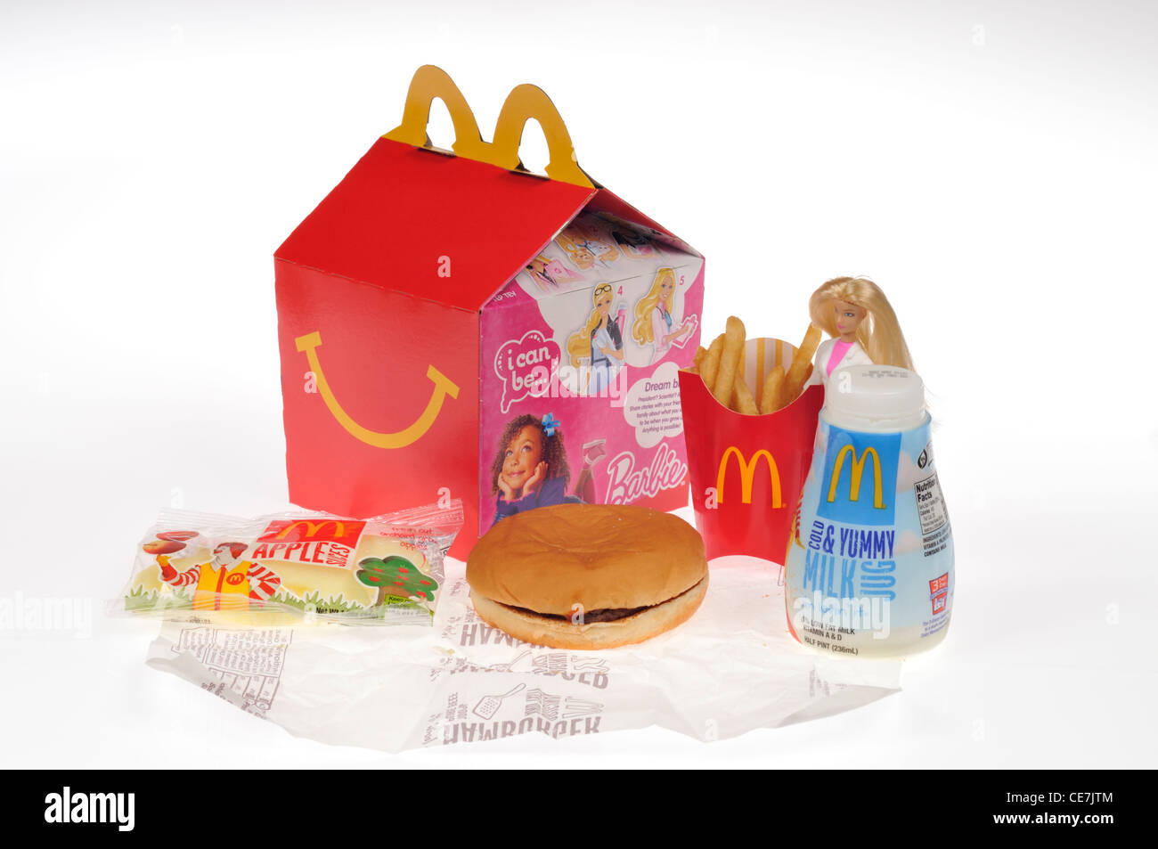 McDonald's Barbie Happy Meal mit Hamburger, Pommes frites, Milch und Apple Wasseramseln auf weißem Hintergrund Ausschnitt Stockfoto