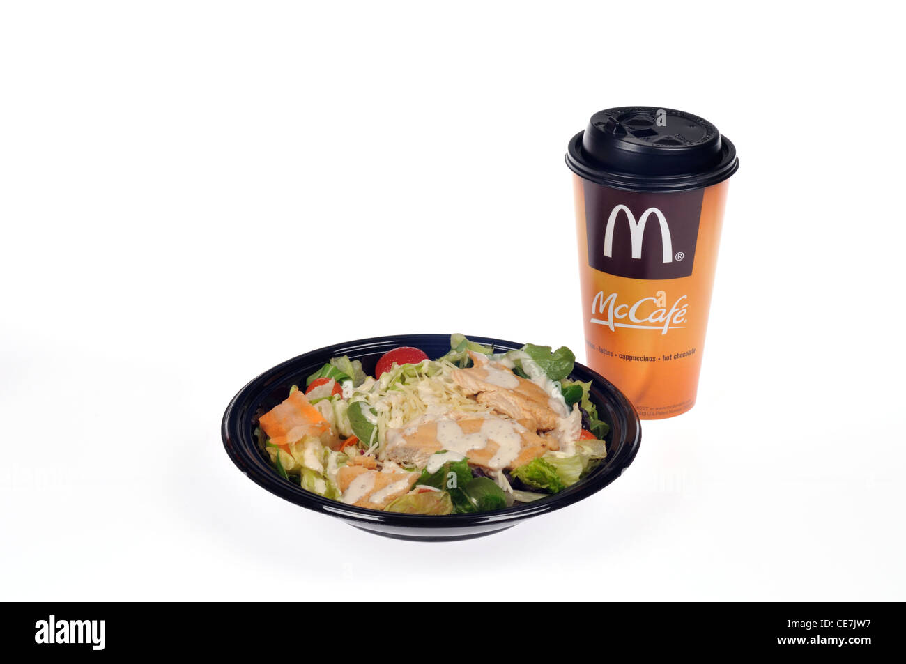 McDonalds gegrilltes Hühnchen Caesar Salat mit einer Tasse McCafe heißen Kaffee auf weißem Hintergrund Ausschnitt. Stockfoto
