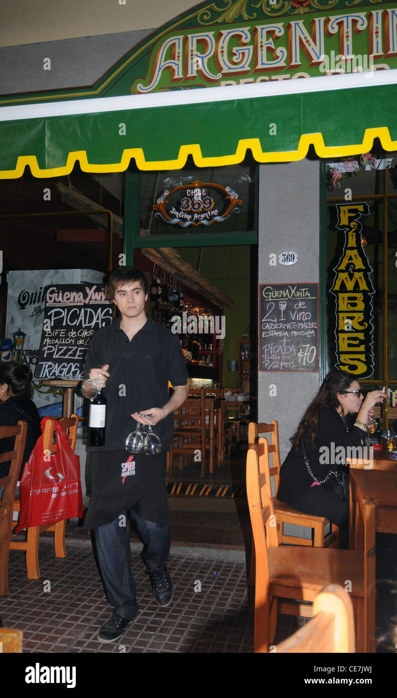 Die Kellner bringen Wein im traditionellen Steakhouse (Parrilla) in San Telmo, Buenos Aires, Argentinien. Weder Herr PR Stockfoto