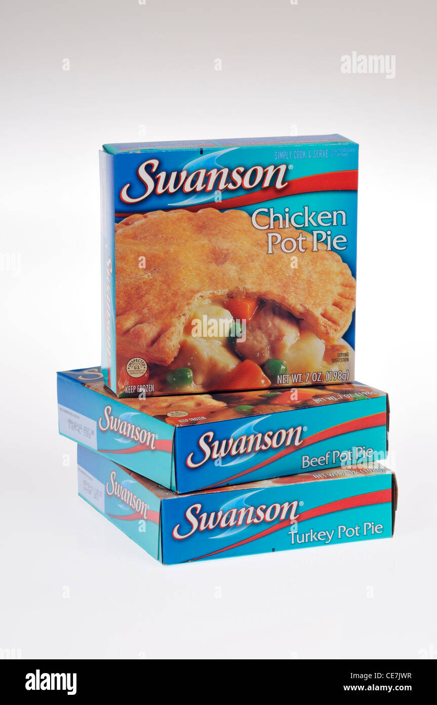 Swanson, gefrorene Chicken Pot Pie Tv Abendessen in Verpackung gestapelt auf anderen Feldern der gefrorenen Vorspeisen auf weißem Hintergrund Ausschnitt. USA Stockfoto