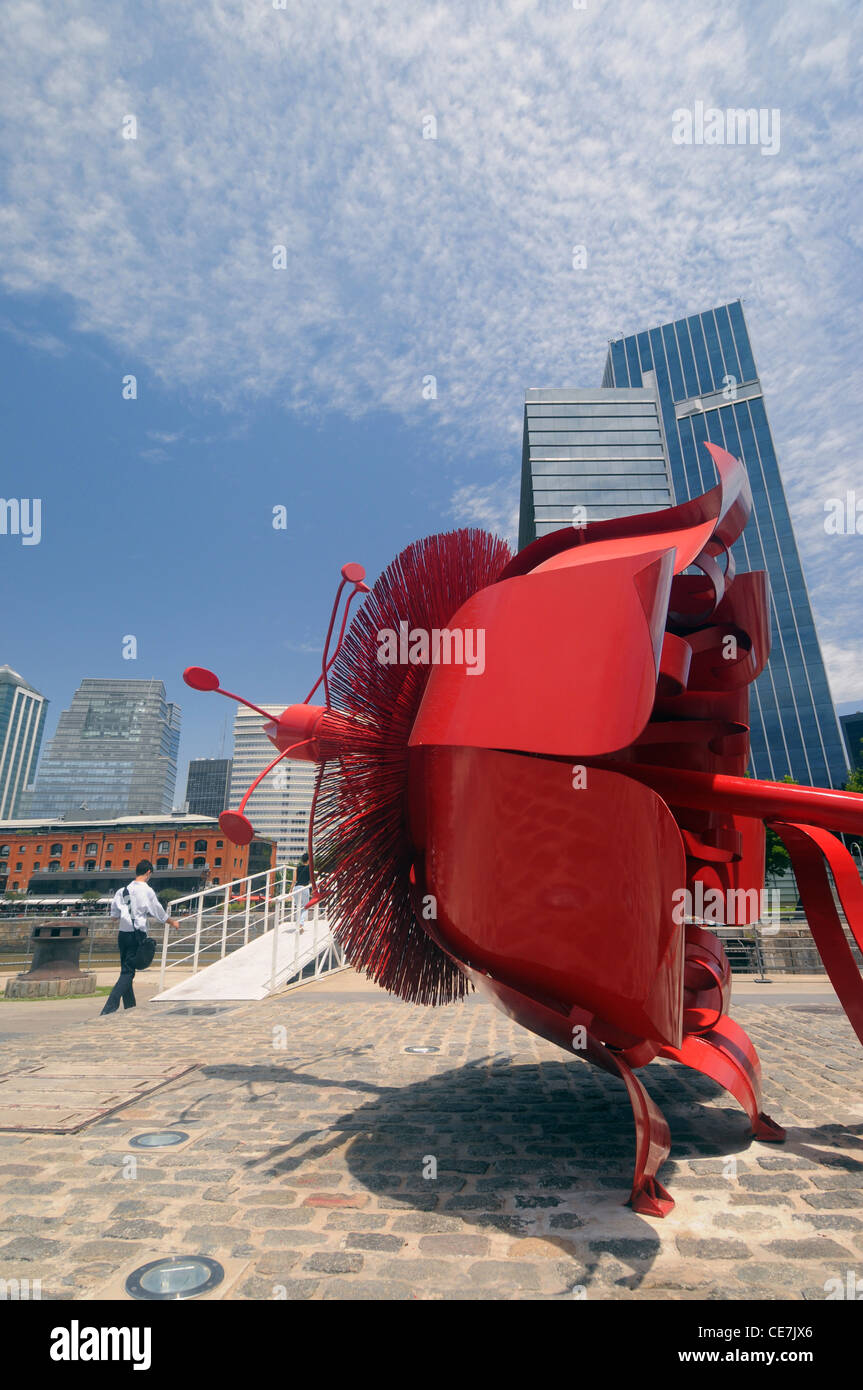 Rote Passionsblume Skulptur auf der Anklagebank, Puerto Madero, Buenos Aires, Argentinien. Keine PR oder Herr Stockfoto