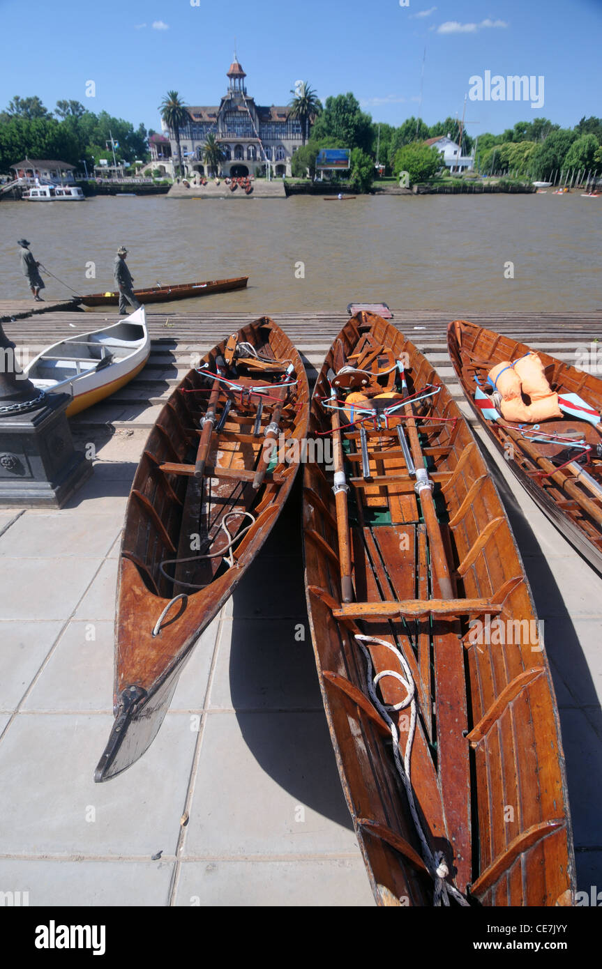 Traditionelle hölzerne Ruderboote am Flussufer, Tigre, nördlich von Buenos Aires, Argentinien. Weder Herr PR Stockfoto