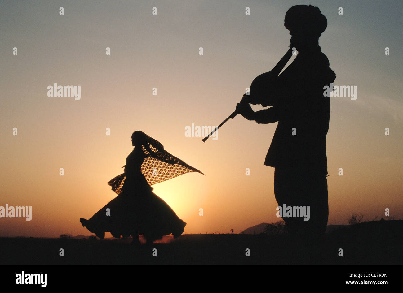 Frau tanzt einen traditionellen Tanz und begleitet von einem Musiker (Indien) Stockfoto