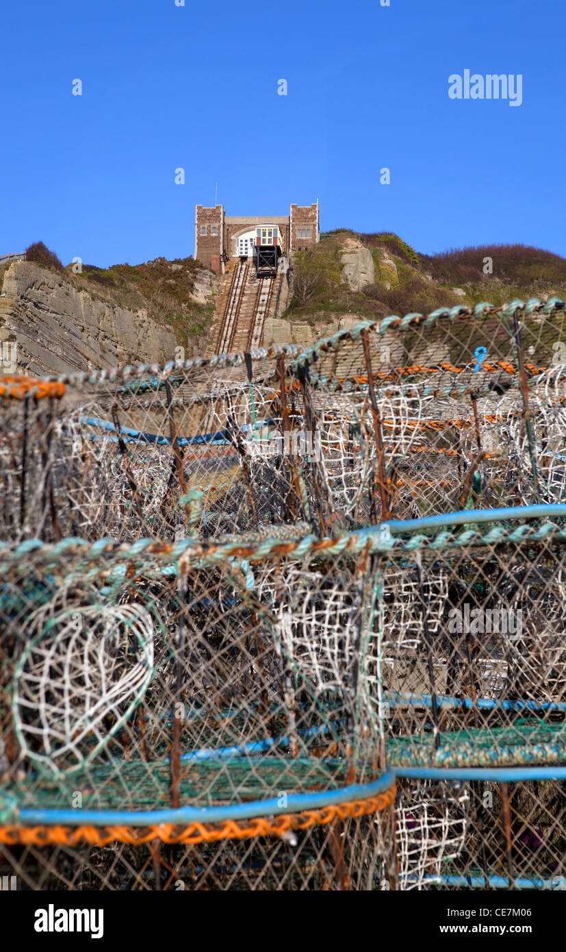Fischindustrie in Hastings in England mit Standseilbahn Aufzug im Hintergrund und Hummer Töpfe Stockfoto