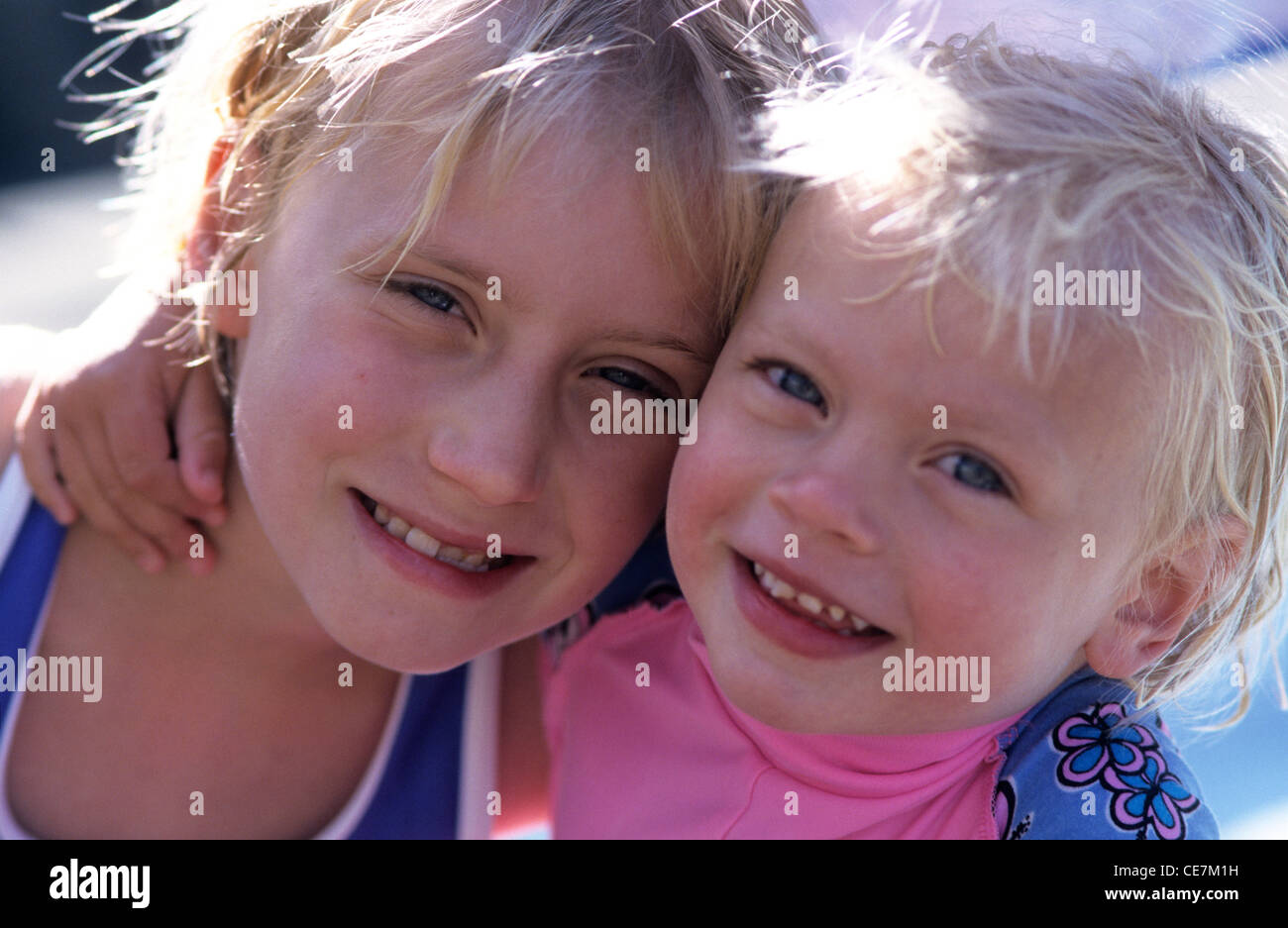 Kinder, allerhöchsten, im Alter von 9 und 3, Mädchen, umarmen. Stockfoto