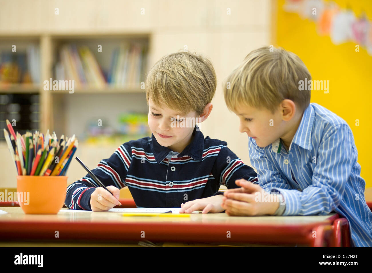 Brüder in der Grundschule Stockfoto