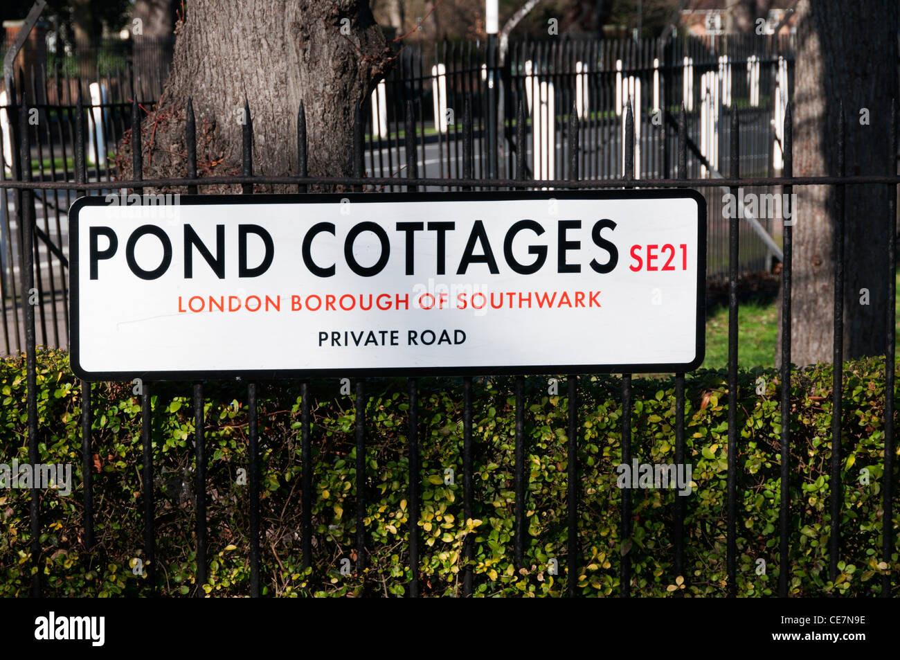 Straßenschild nach Teich Cottages in Dulwich, London Borough of Southwark, SE21 Stockfoto
