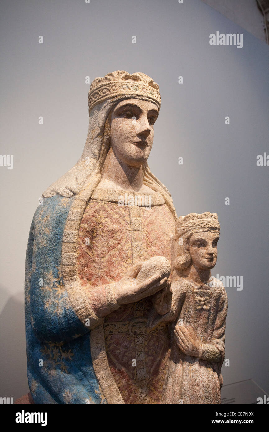 Mittelalterliche Skulptur der Jungfrau Maria mit Kind in das Museo Pobo Galego - Santiago De Compostela, Galicien, Spanien Stockfoto