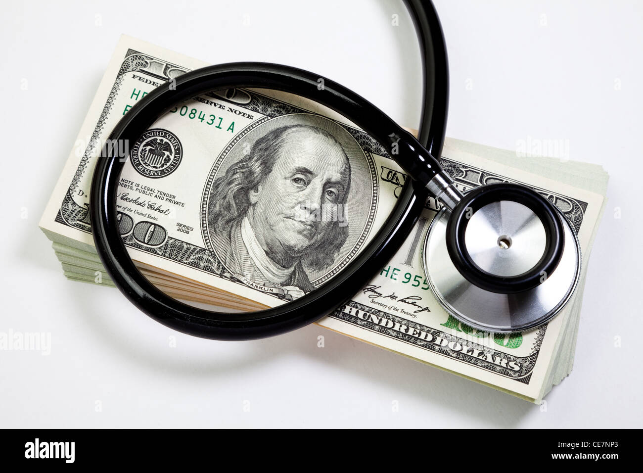 Stethoskop und Dollar, Konzept der finanziellen Gesundheit Stockfoto