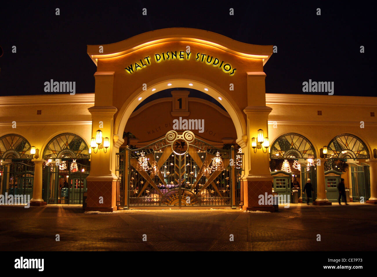 Eingang zu den Walt Disney Studios in der Nacht in Disneyland Paris, Frankreich Stockfoto