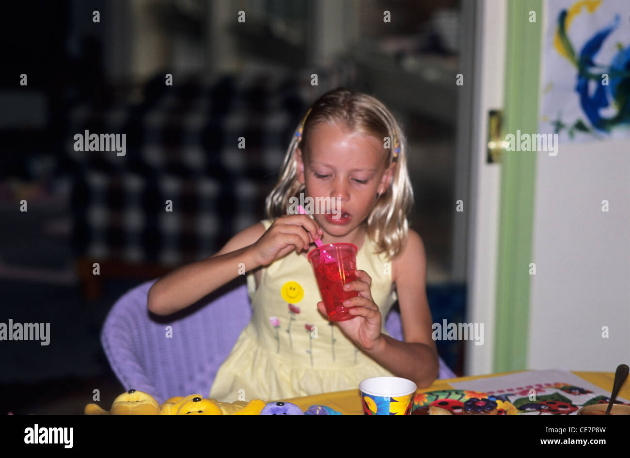 Junges Mädchen essen Gelee. Stockfoto