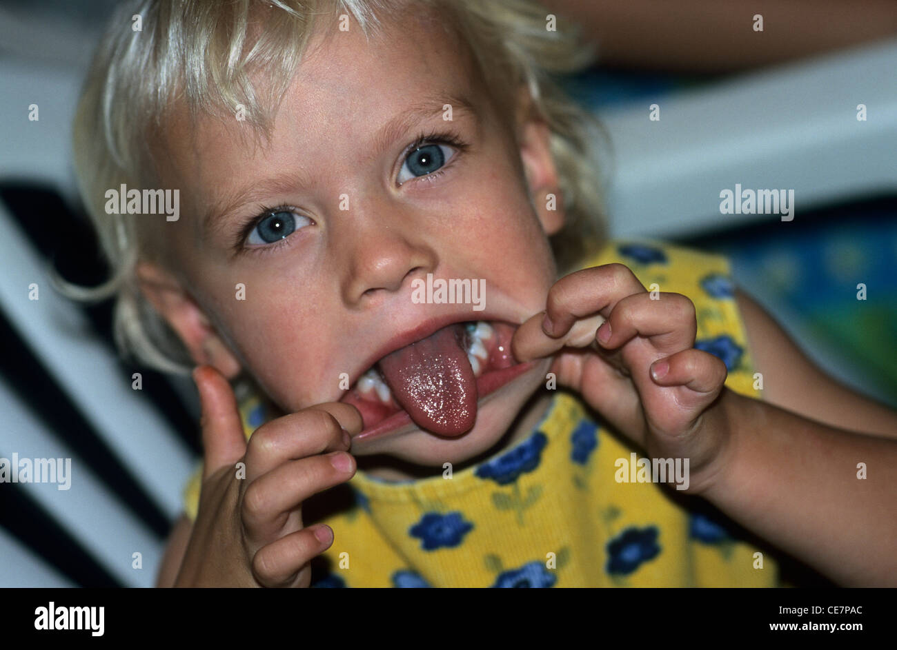 Mädchen Grimassen, Zunge. Stockfoto