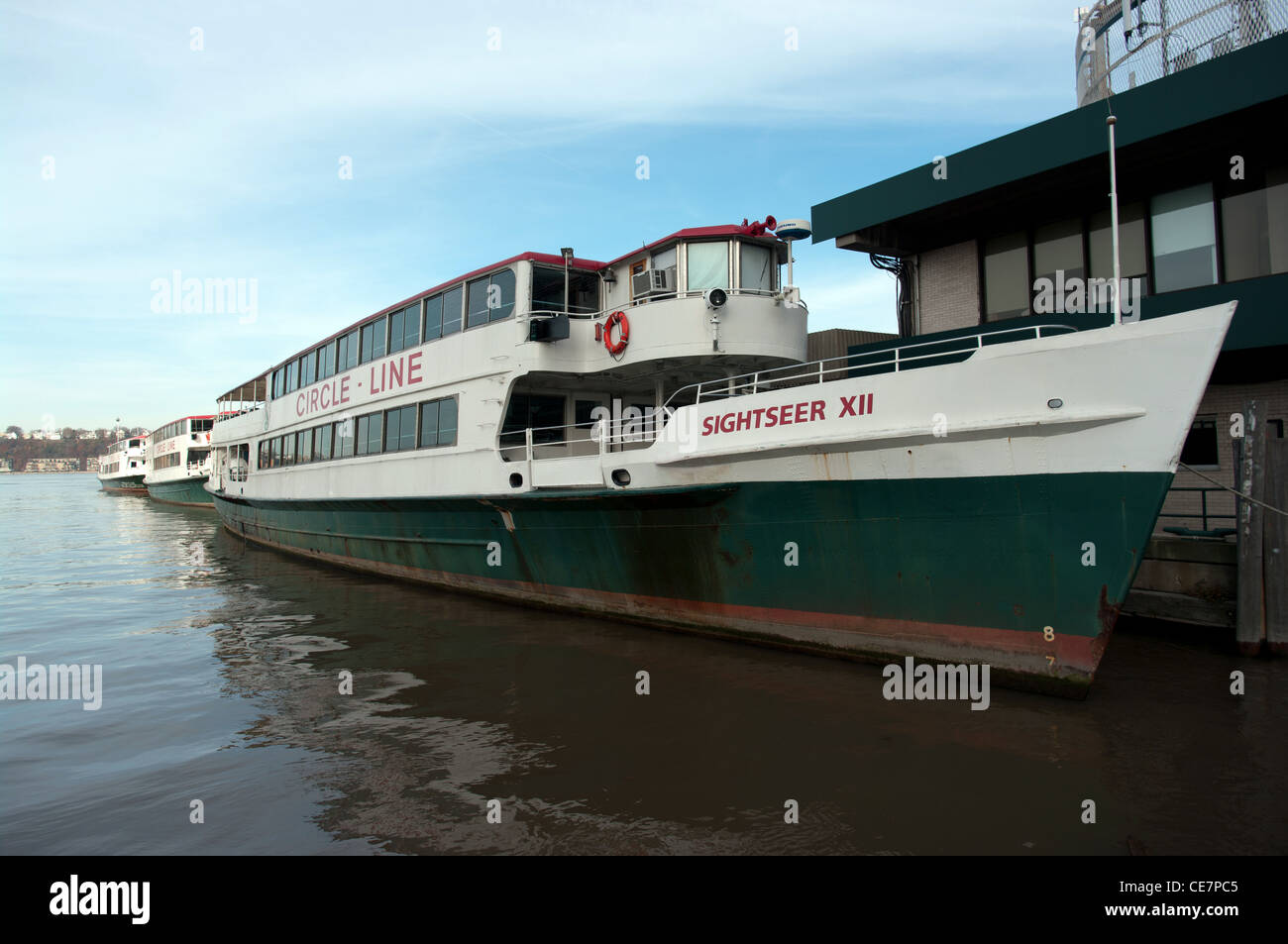 Circle Line Schiff angedockt am Hafen von New York, USA Stockfoto
