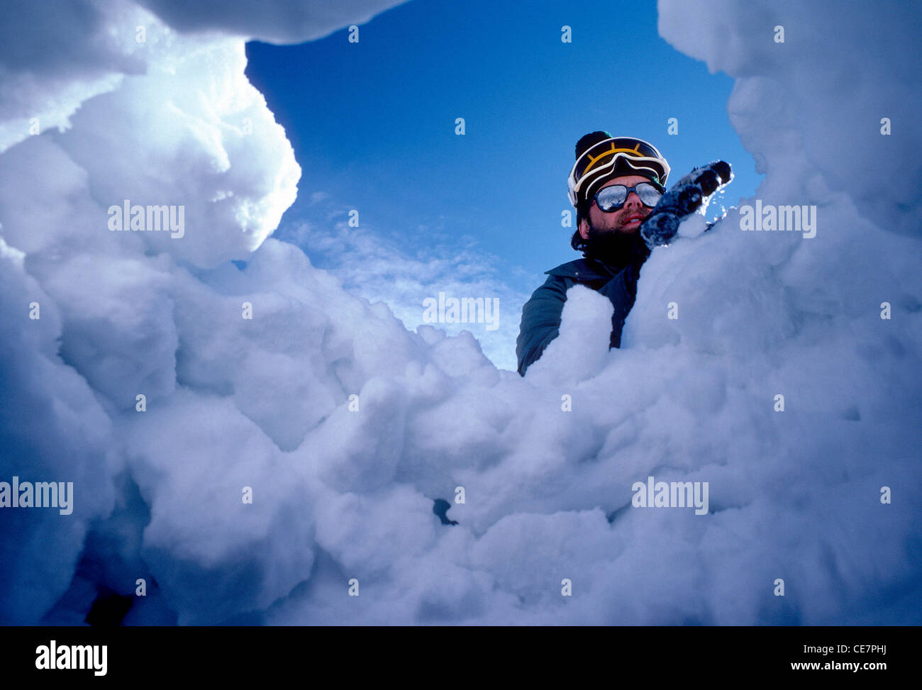 Ansicht des Retters, Ski Streifenpolizist von Verschütteten Skifahrer, verschütteten die Perspektive, warten auf Rettung unter dem Schnee. Stockfoto